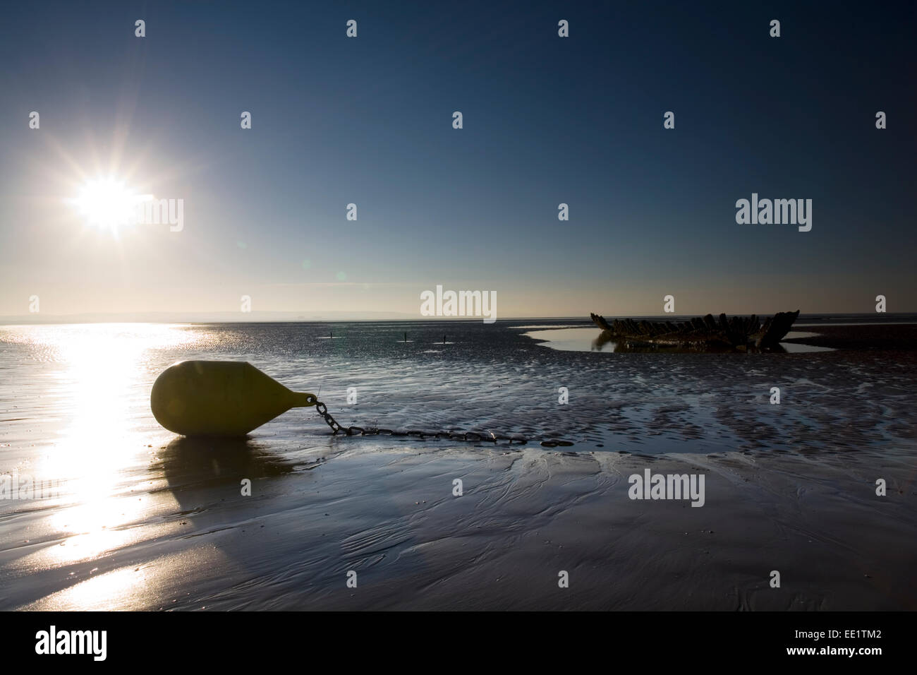 La bouée jaune et la SS Nornen Berrow, plage. Banque D'Images