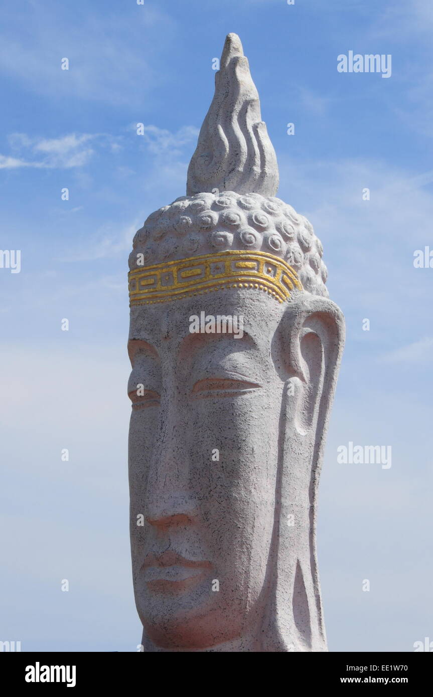 Tête de Bouddha sur un fond de ciel bleu Banque D'Images Tête de Bouddha sur un fond de ciel bleu Banque D'Images