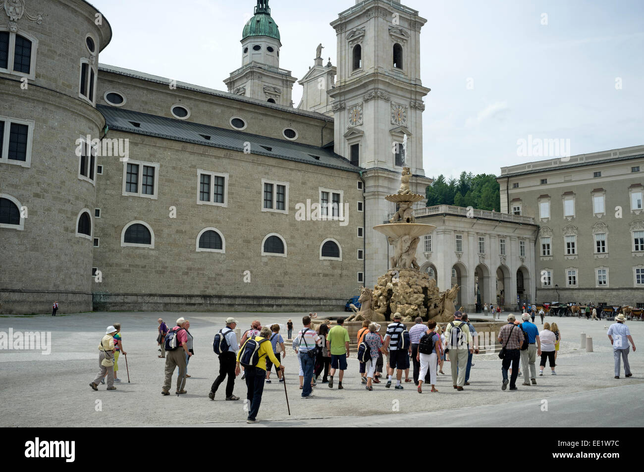 Les touristes avec notre guide, Salzbourg, Autriche. Banque D'Images