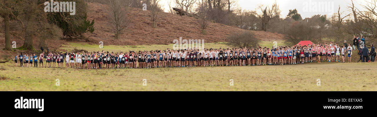 L'Assemblée Knole Run Sevenoaks School cross country senior jeunesse 1516 17 ans 6 équipes de six mile run dans la course d'endurance difficiles Banque D'Images