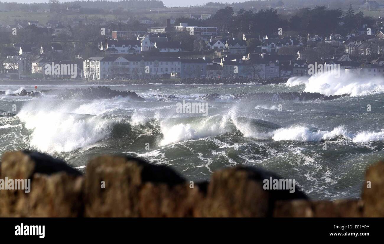 Ballycastle, Irlande du Nord, Royaume-Uni. 12 janvier, 2015. UK : Météo mer déchaînée à Ballycastle et dans le Chenal du Nord ont empêché à Ferry de l'île de Rathlin Ballycastle. C'est le quatrième jour qu'il n'y a pas eu de départs pour l'île de Rathlin, sur la côte nord de l'Irlande du Nord.C'est la seule île habitée de l'Irlande du Nord, avec une population d'un peu plus de 100 personnes, et est la plus septentrionale de l'île habitée au large des côtes de l'Irlande du Nord. Crédit : Steven McAuley/Alamy Live News Banque D'Images