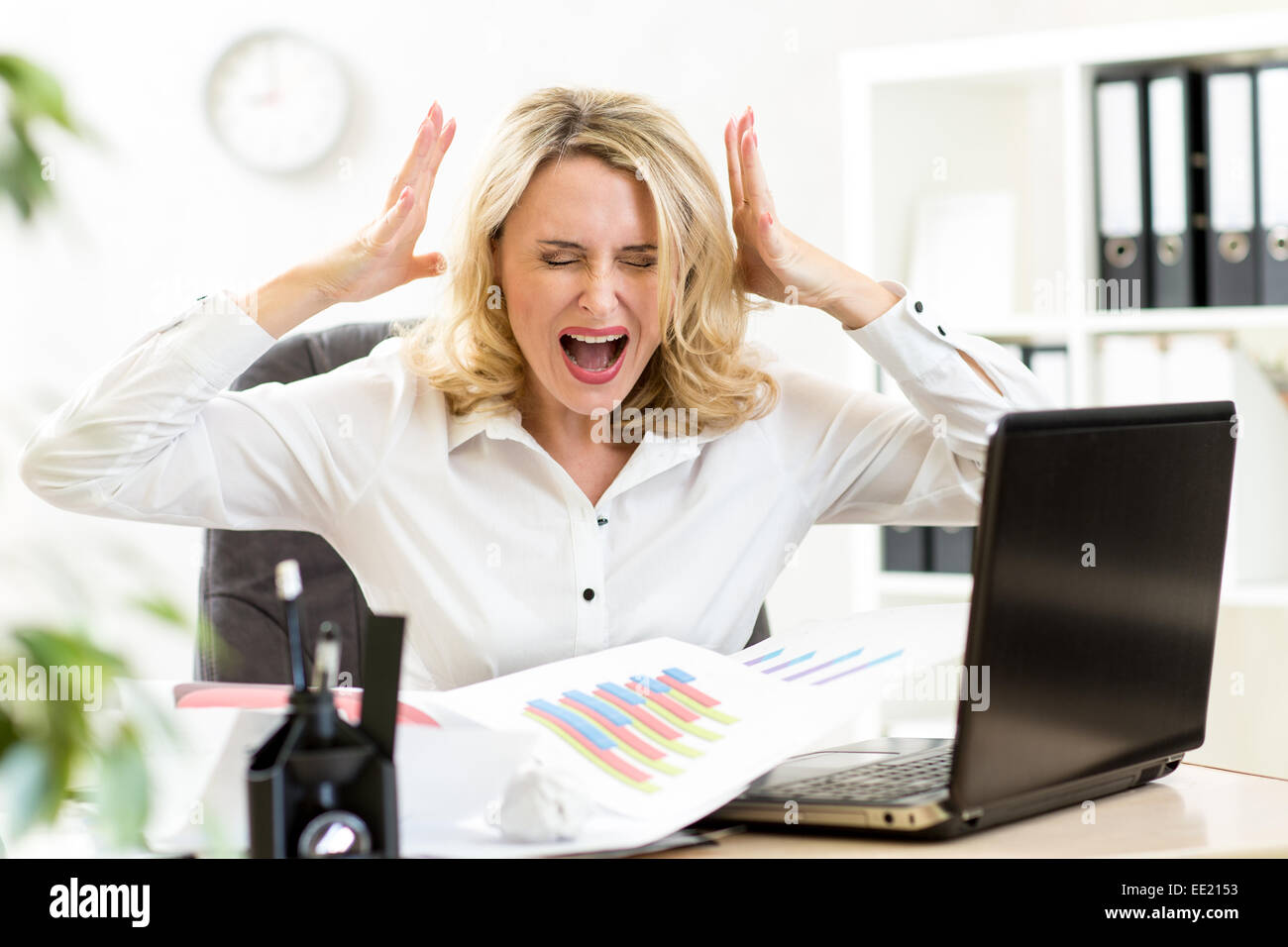 Stressed business femme criant bruyamment working in office Banque D'Images