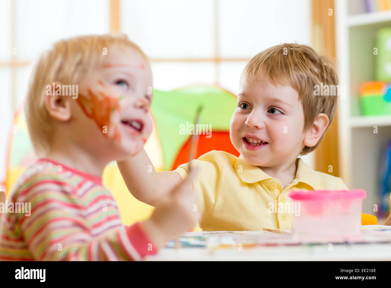 La peinture à la maison des enfants Banque D'Images