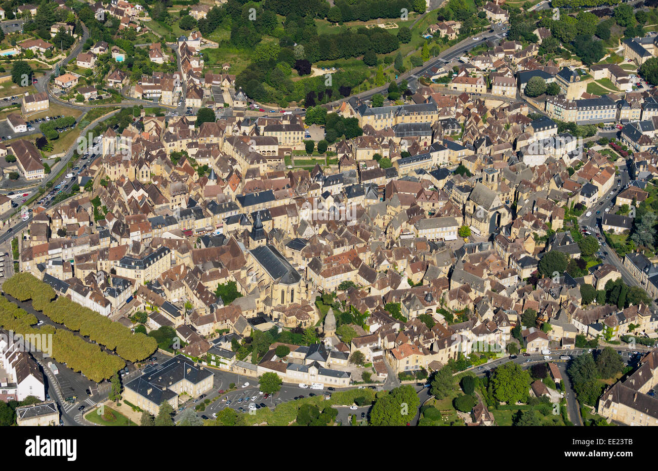 Vue aérienne : la vieille ville médiévale de Sarlat en Périgord, en France. Banque D'Images