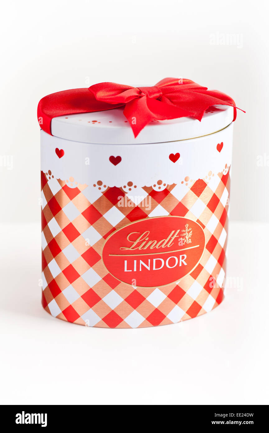 Lait Lindt Lindor pralines dans pouvez pack Banque D'Images