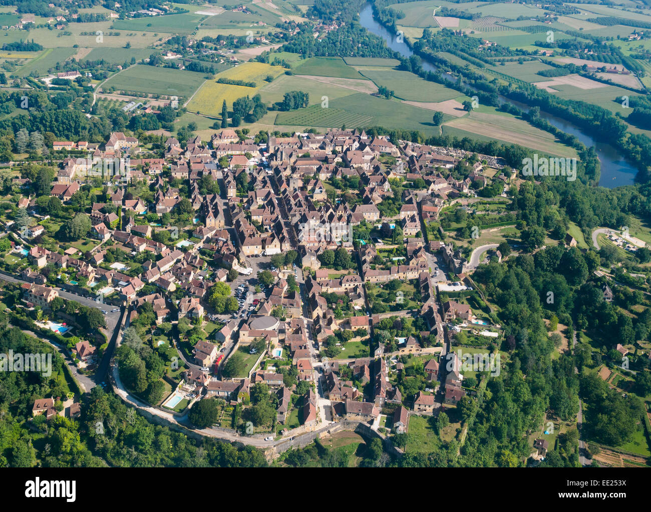 Vue aérienne : Domme au bord de la rivière Dordogne, dans le Périgord, dans le sud de la France. Banque D'Images