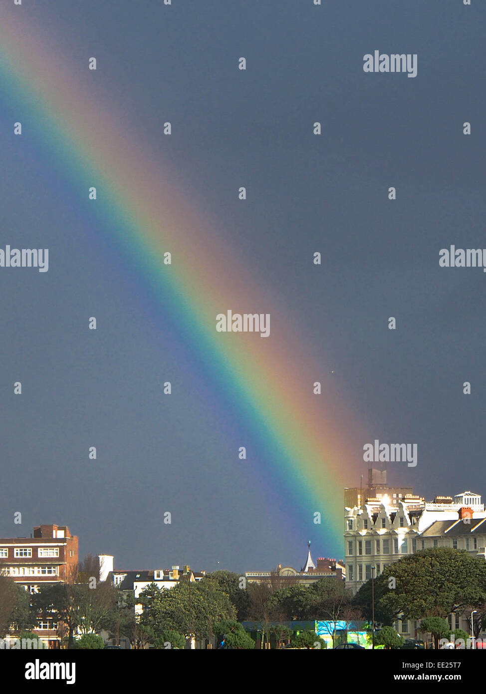 Portsmouth, Royaume-Uni. 13 janvier, 2015. Météo France : chambre double et simple des arcs-en-ciel est apparu au-dessus de Portsmouth lors des averses de pluie de l'Solent Crédit : Simon Evans/Alamy Live News Banque D'Images