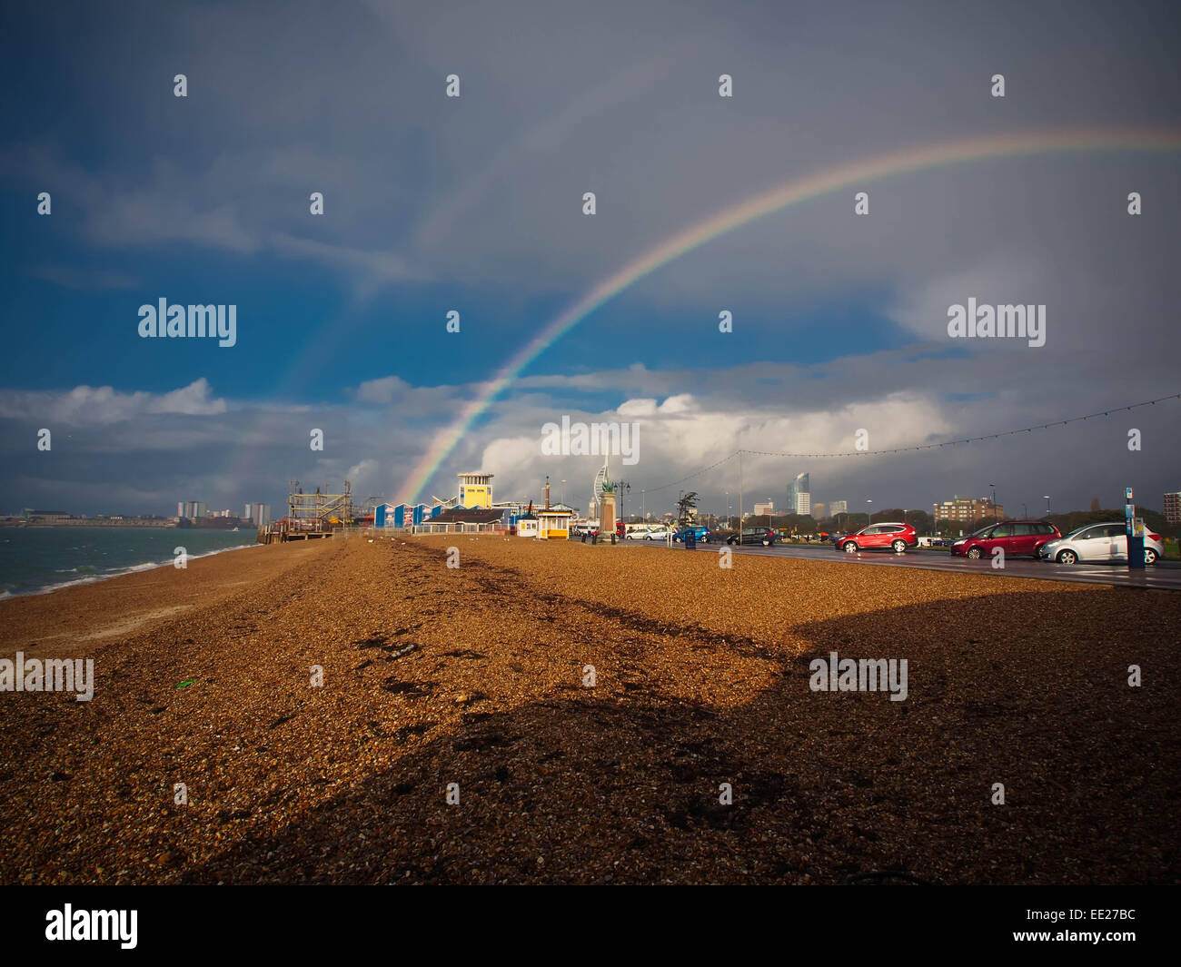 Portsmouth, Royaume-Uni. 13 janvier, 2015. Météo France : chambre double et simple des arcs-en-ciel est apparu au-dessus de Portsmouth lors des averses de pluie de l'SolentA Crédit : Simon Evans/Alamy Live News Banque D'Images