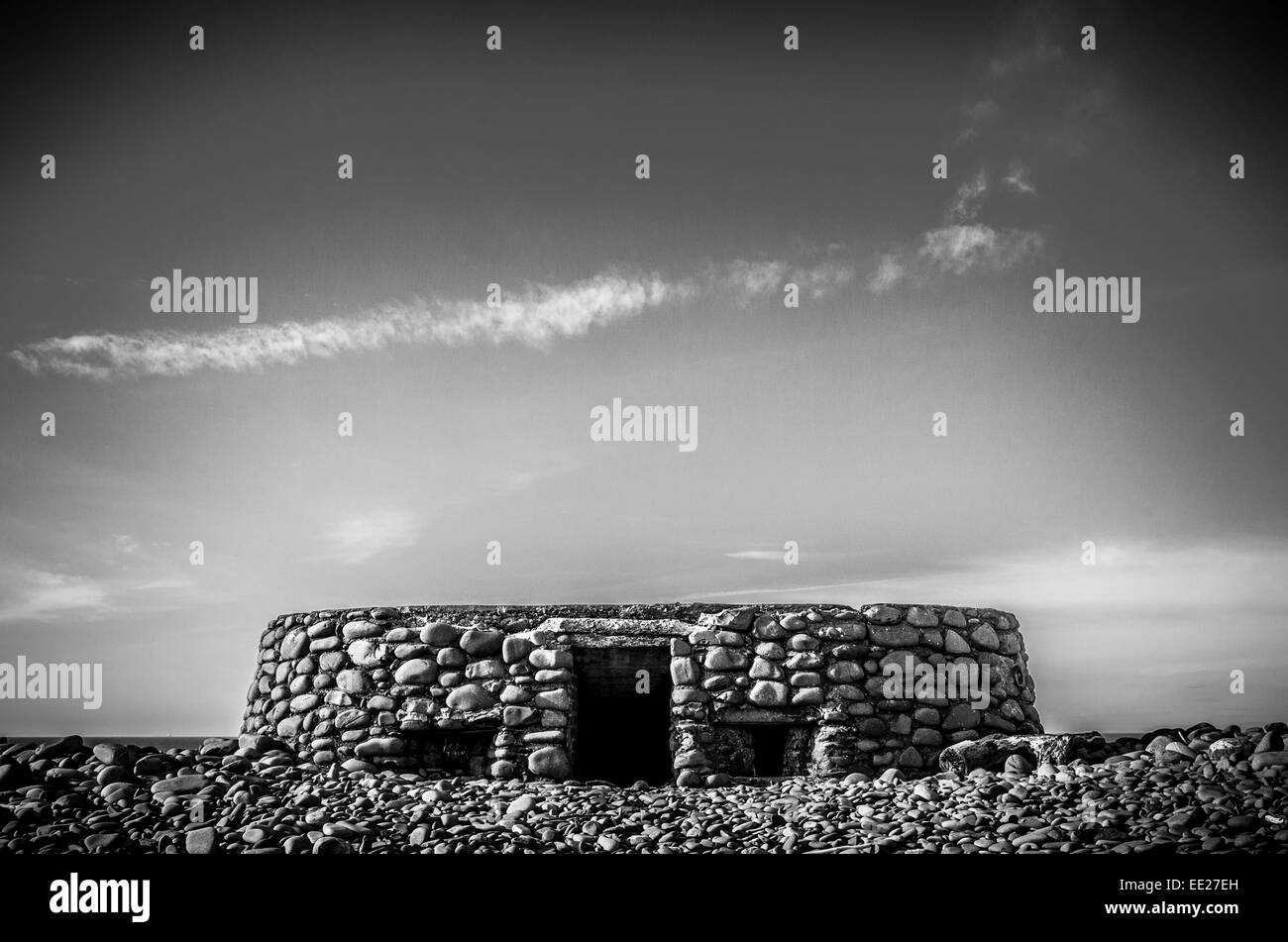 WW2 mitrailleuse casemate camouflée, mise en place de cailloux/rochers, sur la plage près de Bossington Porlock, Somerset, UK Banque D'Images