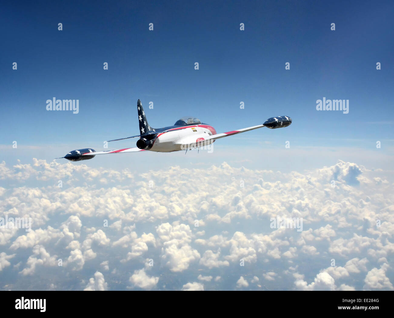 Jetfighter en couleurs du drapeau américain au-dessus des nuages T-33 Shooting Star Banque D'Images