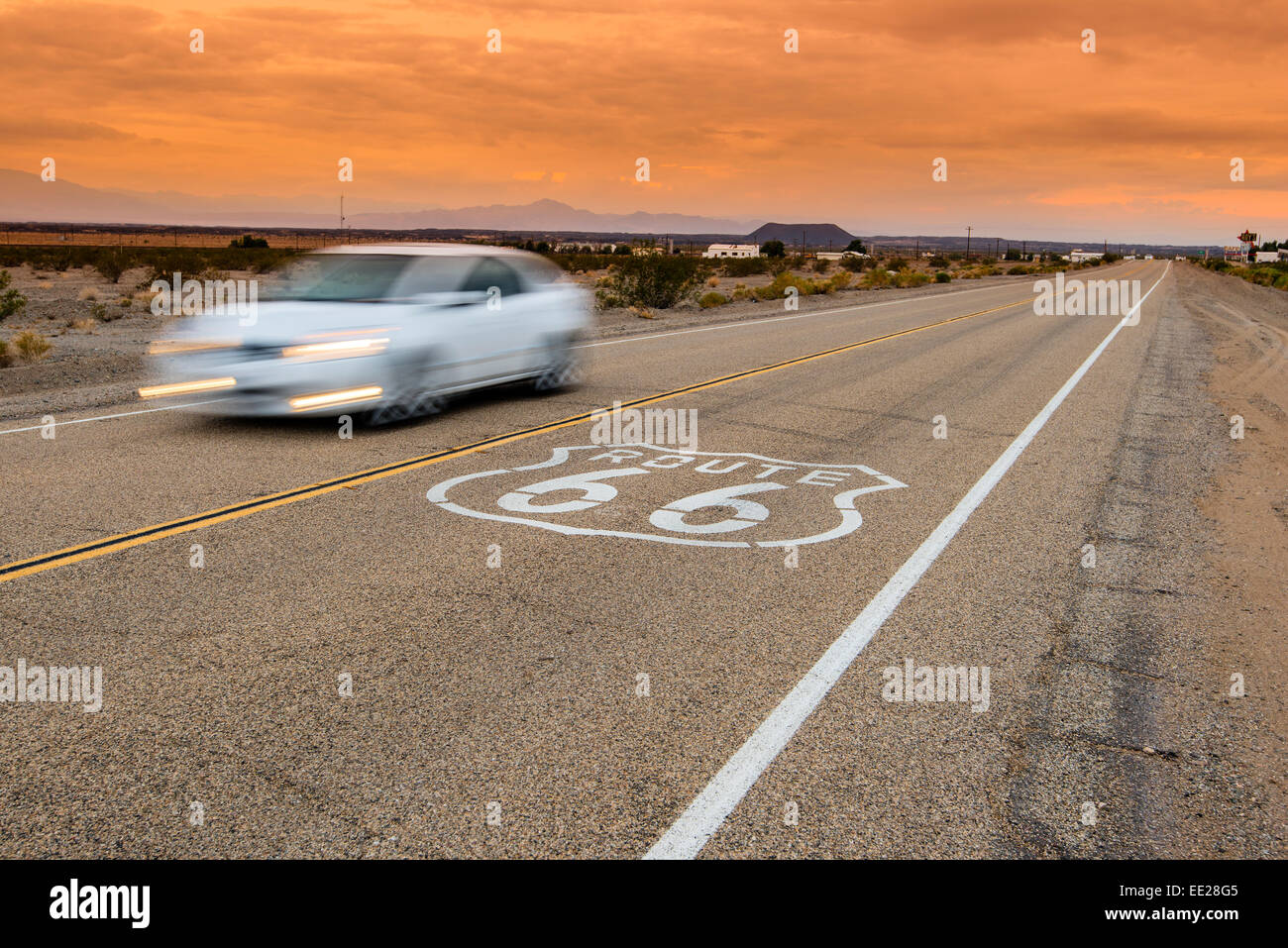 U.S. Route 66 road sign horizontale dans le coucher du soleil paysage désertique, Amboy, California, USA Banque D'Images