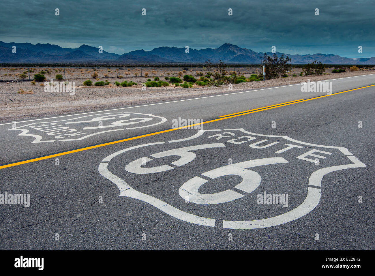 U.S. Route 66 Double signalisation routière horizontale, désert de Mojave, Californie, USA Banque D'Images