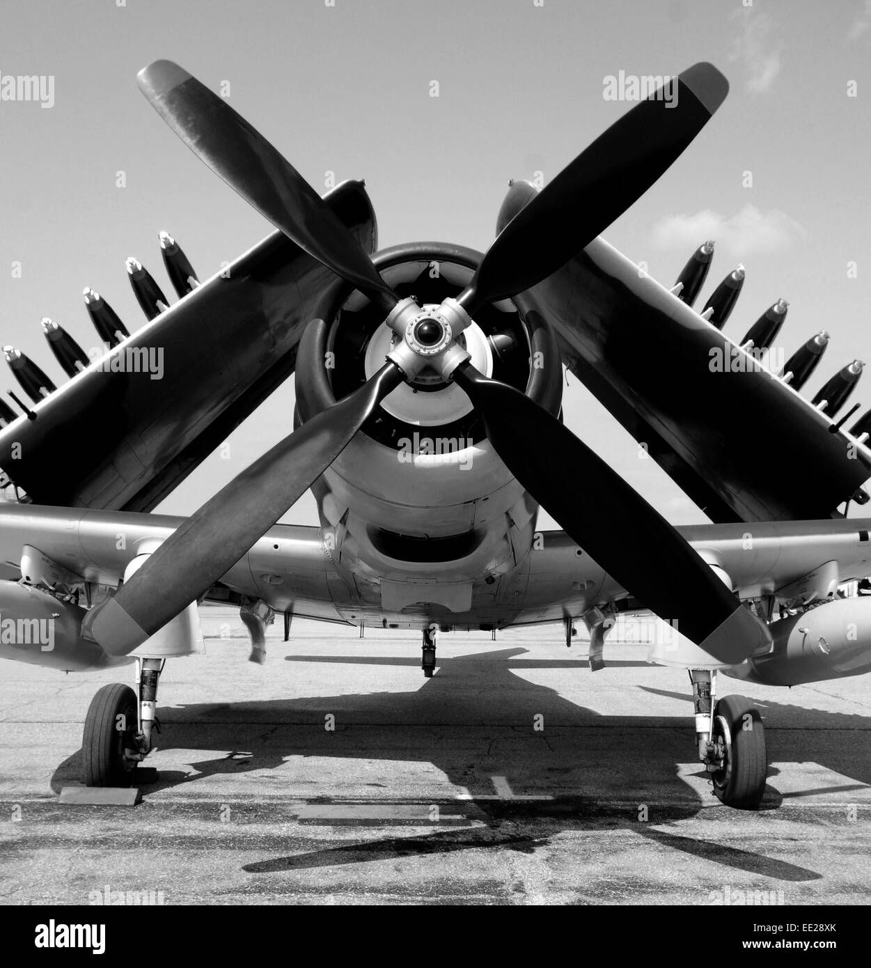 La Deuxième Guerre mondiale avion de combat de la marine avec les ailes pliées Banque D'Images