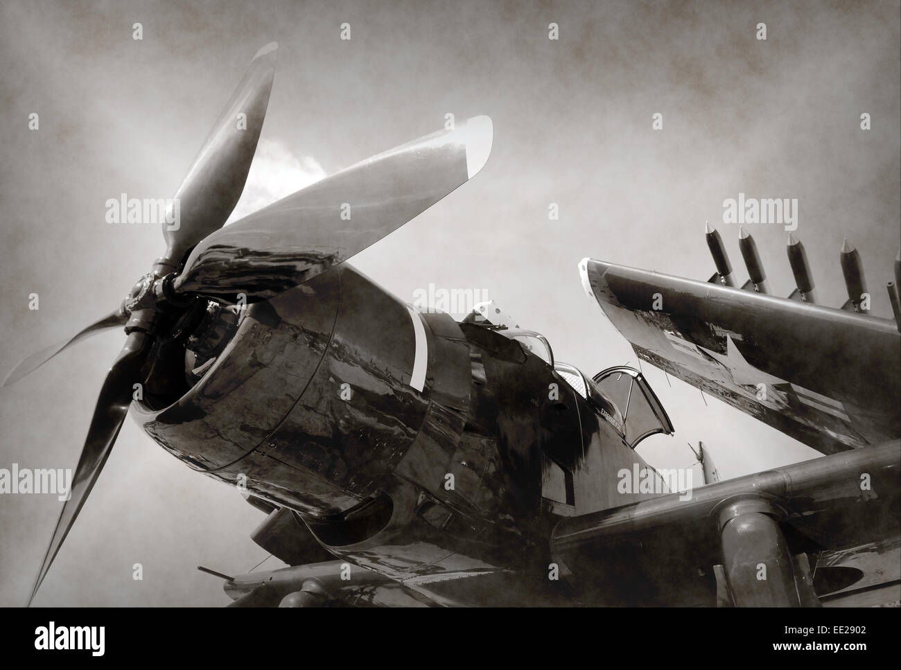 La Deuxième Guerre mondiale avion de combat de la marine avec les ailes pliées Banque D'Images