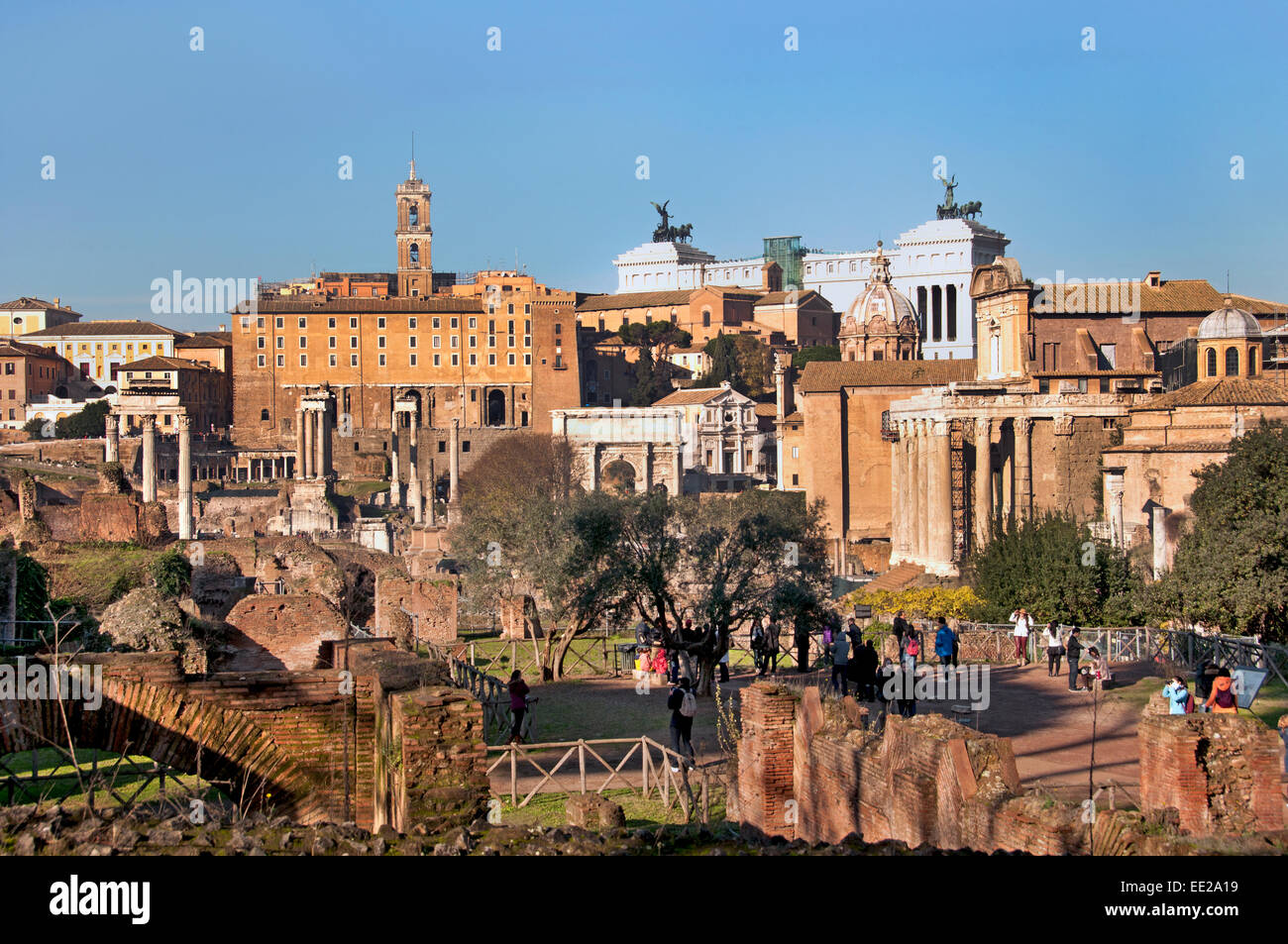 Rome Palatin ruines à Forum Romanum Forum Temple de Vespasien et Titus, Septimius Severus Arch, Temple de Saturne avec au-delà de monument de Vittorio Emanuele II Italie - Latium Banque D'Images
