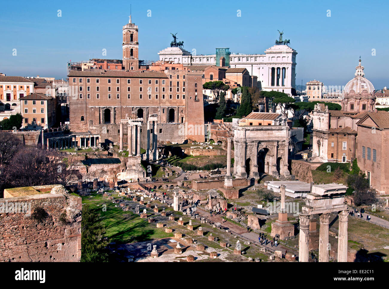 Rome Palatin ruines à Forum Romanum Forum Temple de Vespasien et Titus, Septimius Severus Arch, Temple de Saturne avec au-delà de monument de Vittorio Emanuele II Italie - Latium Banque D'Images