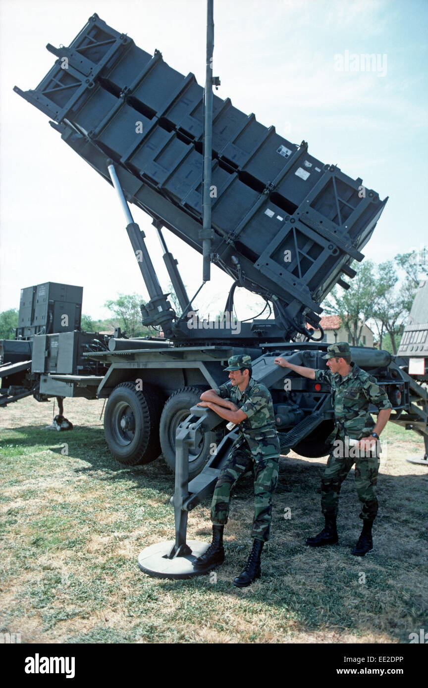 Les soldats de l'armée américaine se tenait à côté de PATRIOT Système de missiles sol-air de lancement, Fort Bliss, Texas, UNITED STATES ARMY, USA Banque D'Images