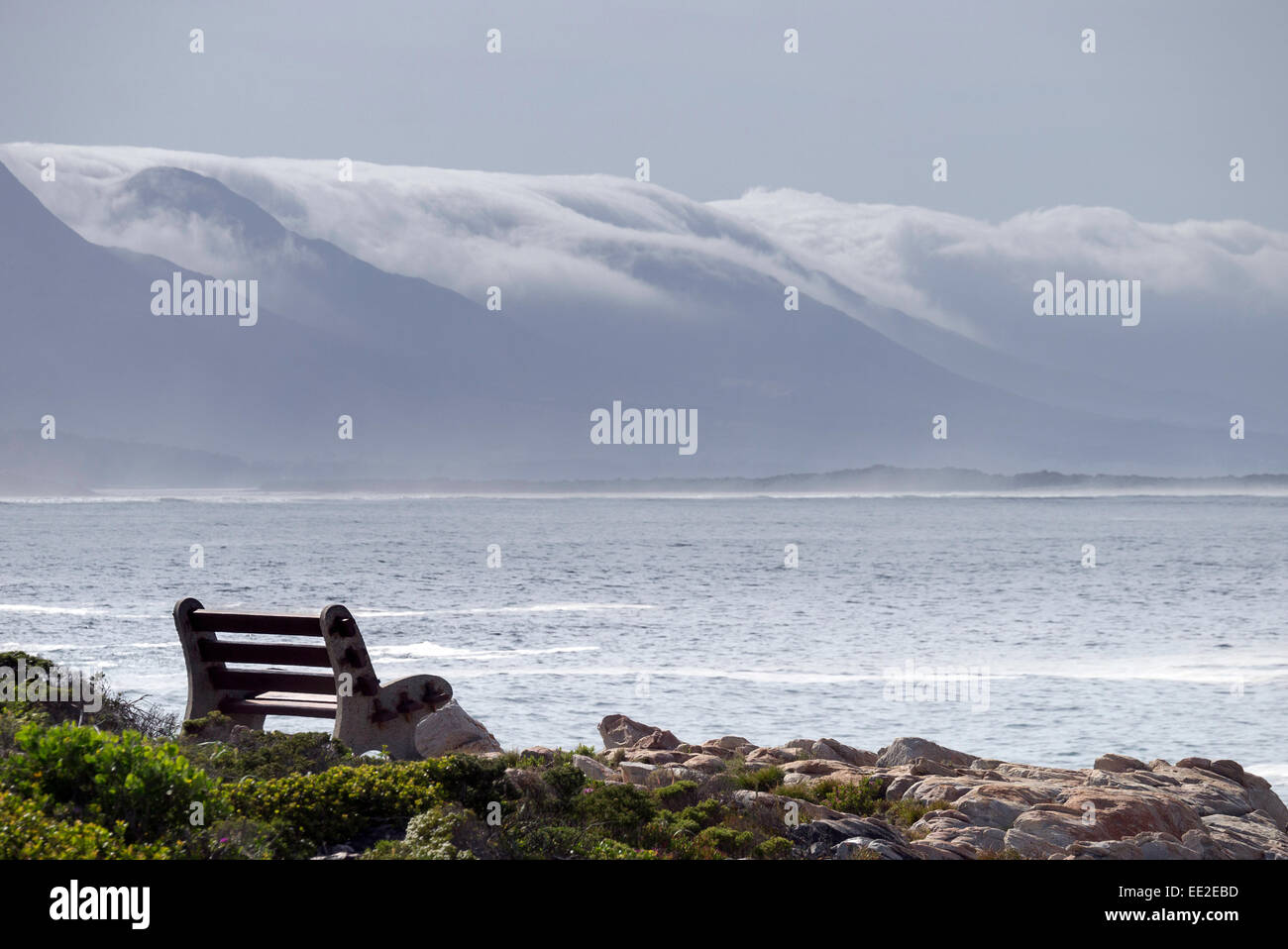 Nuage orographique/brume sur collines derrière Hermanus, Western Cape, Afrique du Sud. Hermanus est célèbre pour l'observation des baleines. Banque D'Images