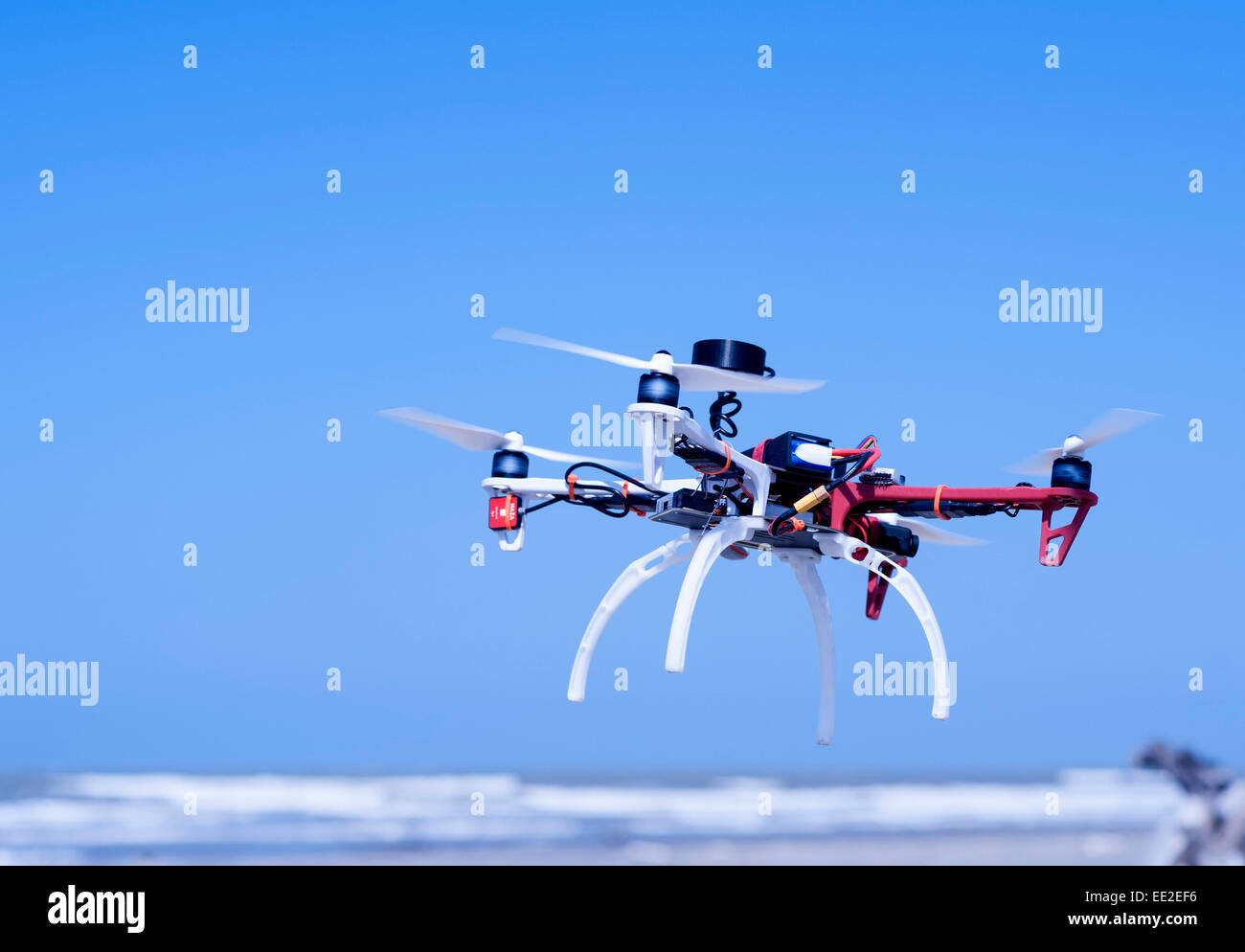 Drone sur le point d'atterrir sur une plage près de la mer des Caraïbes à  la périphérie de Carthagène Photo Stock - Alamy