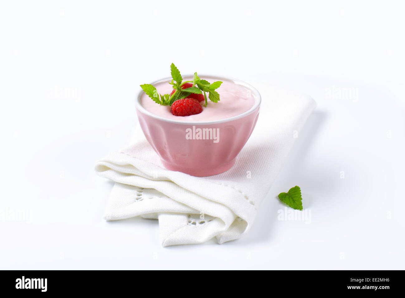 Yaourt framboise Light dans Bol en porcelaine rose Banque D'Images