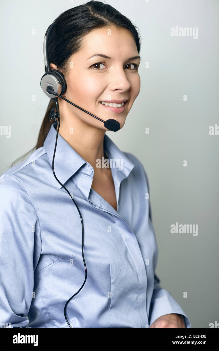 Jolie femme opérateur du centre d'appels, service à la clientèle assistant ou télévendeur portant un casque à l'appareil photo Banque D'Images