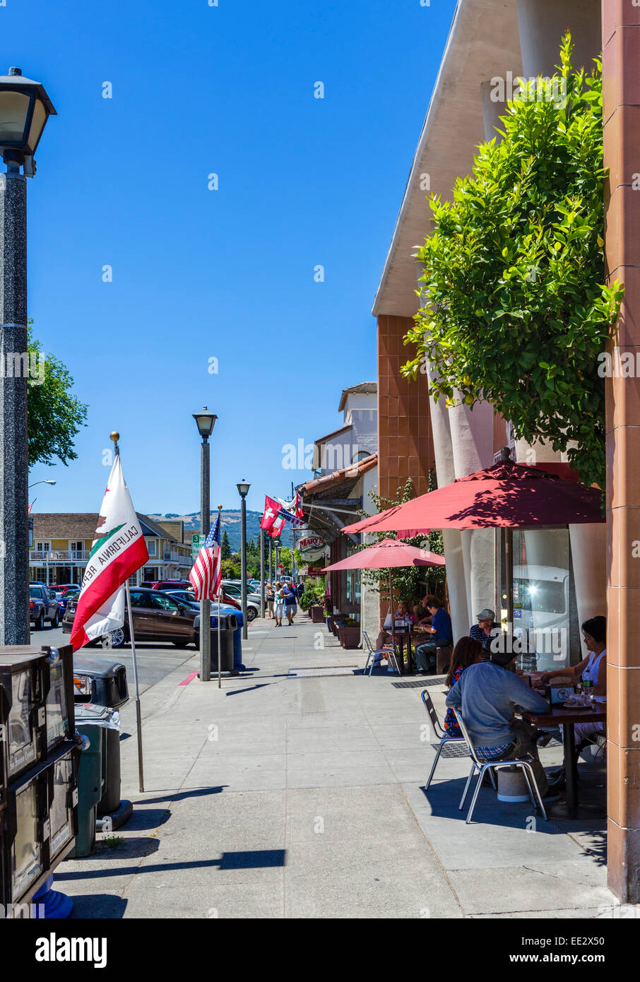 Des terrasses de cafés sur la rue de l'Espagne sur la place principale, Sonoma, Sonoma Valley, Vin de Pays, California, USA Banque D'Images