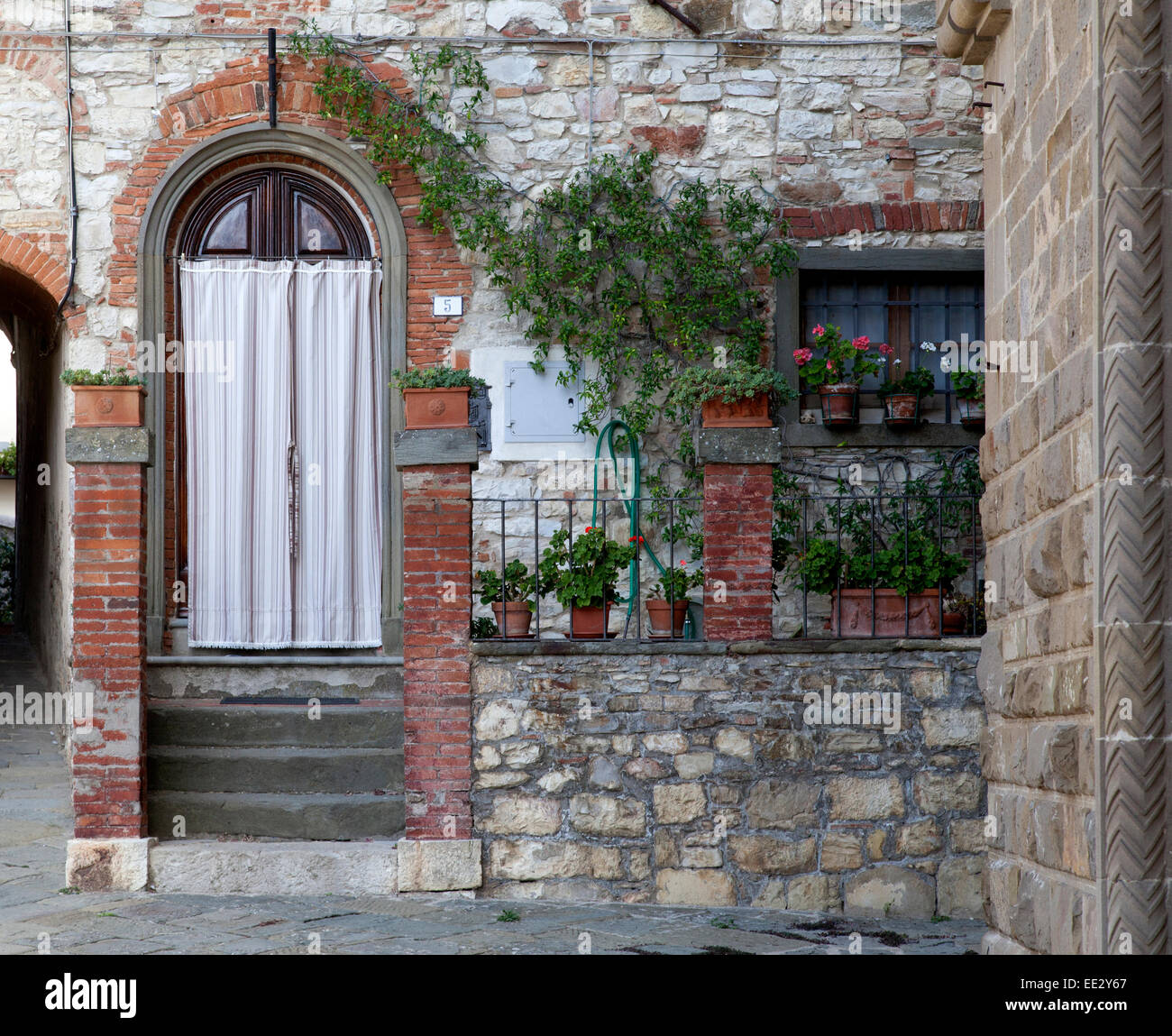 Porche dans le village médiéval de Radda, province de Sienne. Toscane Italie Banque D'Images
