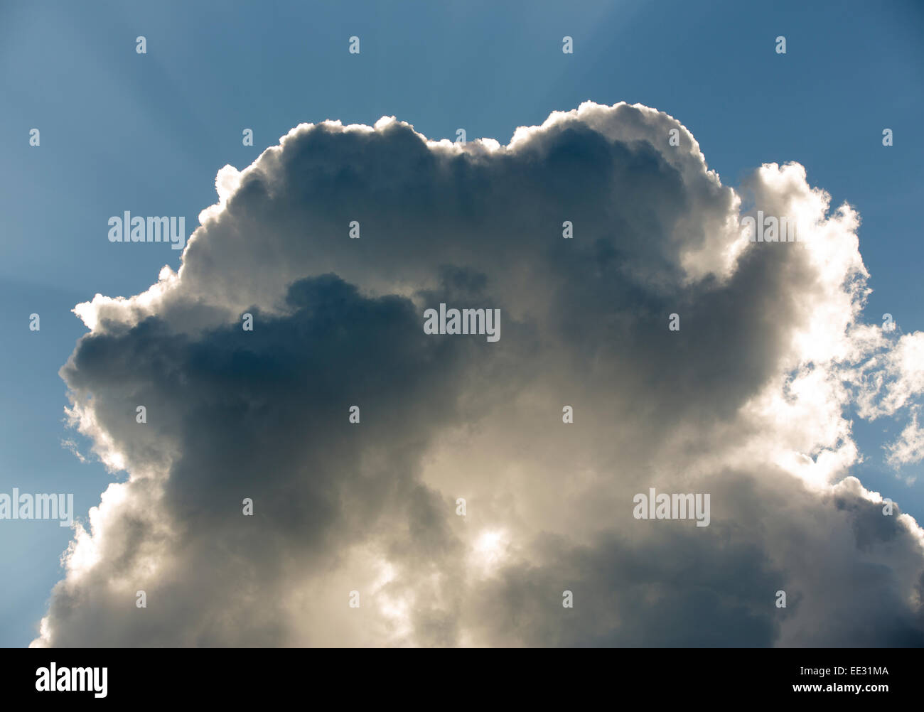 Rayons de soleil derrière le nuage foncé , Finlande Banque D'Images