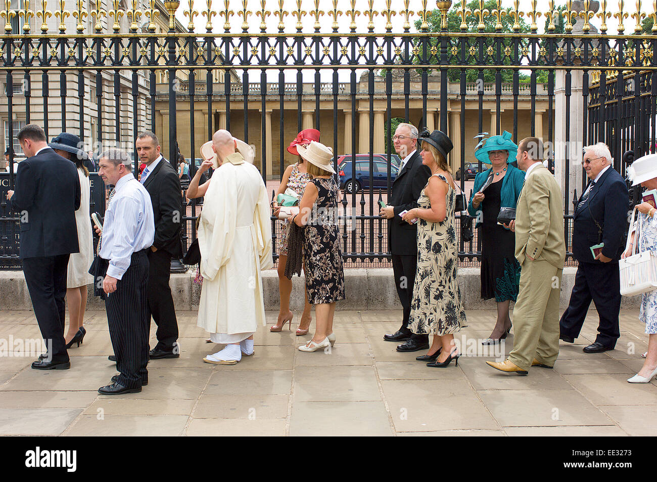 Le système d'invitation à Buckingham Palace garden-parties s'assure que les invités viennent de tous les horizons. Banque D'Images
