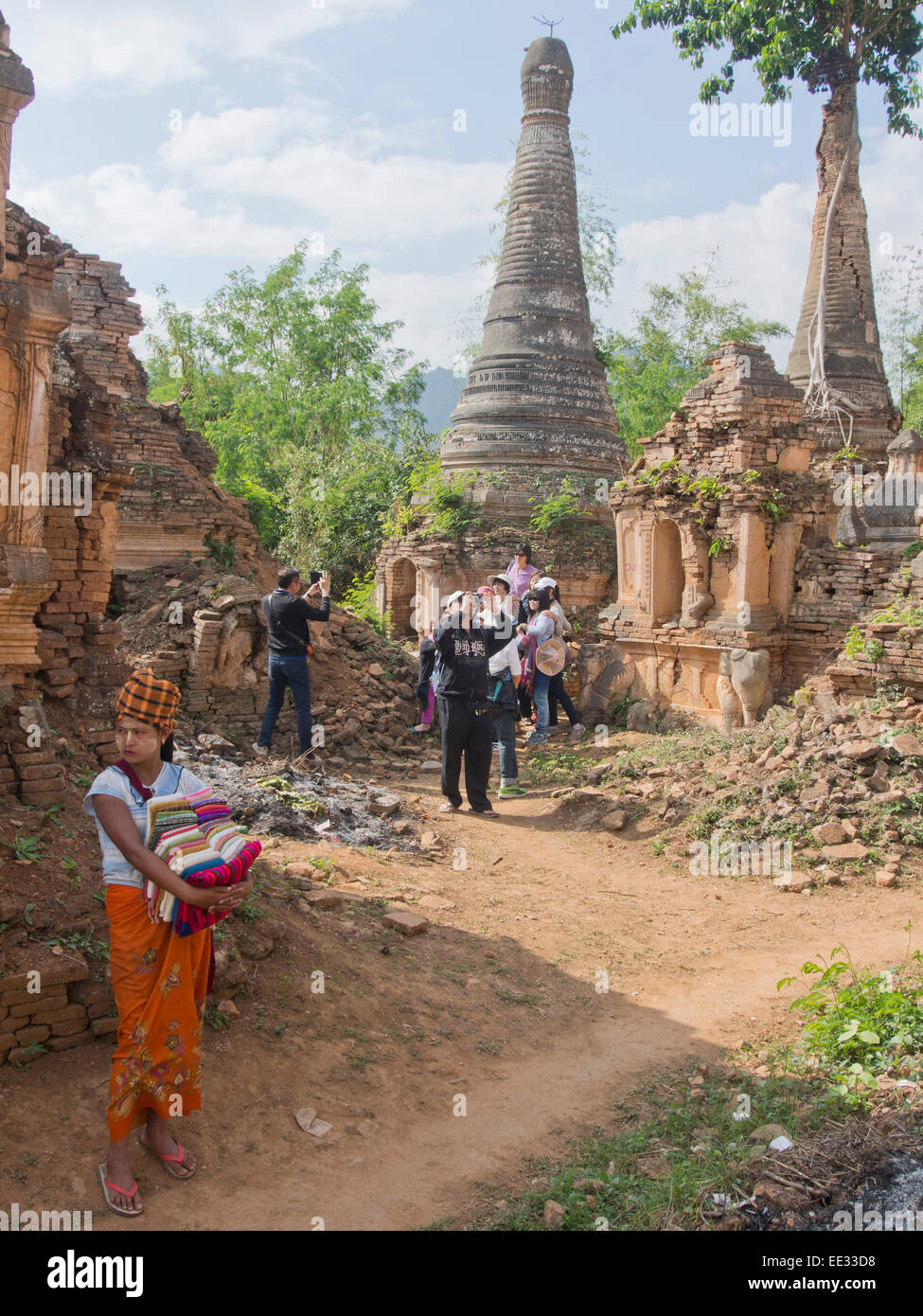 Des femmes de la vente de l'artisanat aux touristes chinois visitant les temples bouddhistes dans la région du lac Inle, l'État de Shan, Myanmar Banque D'Images