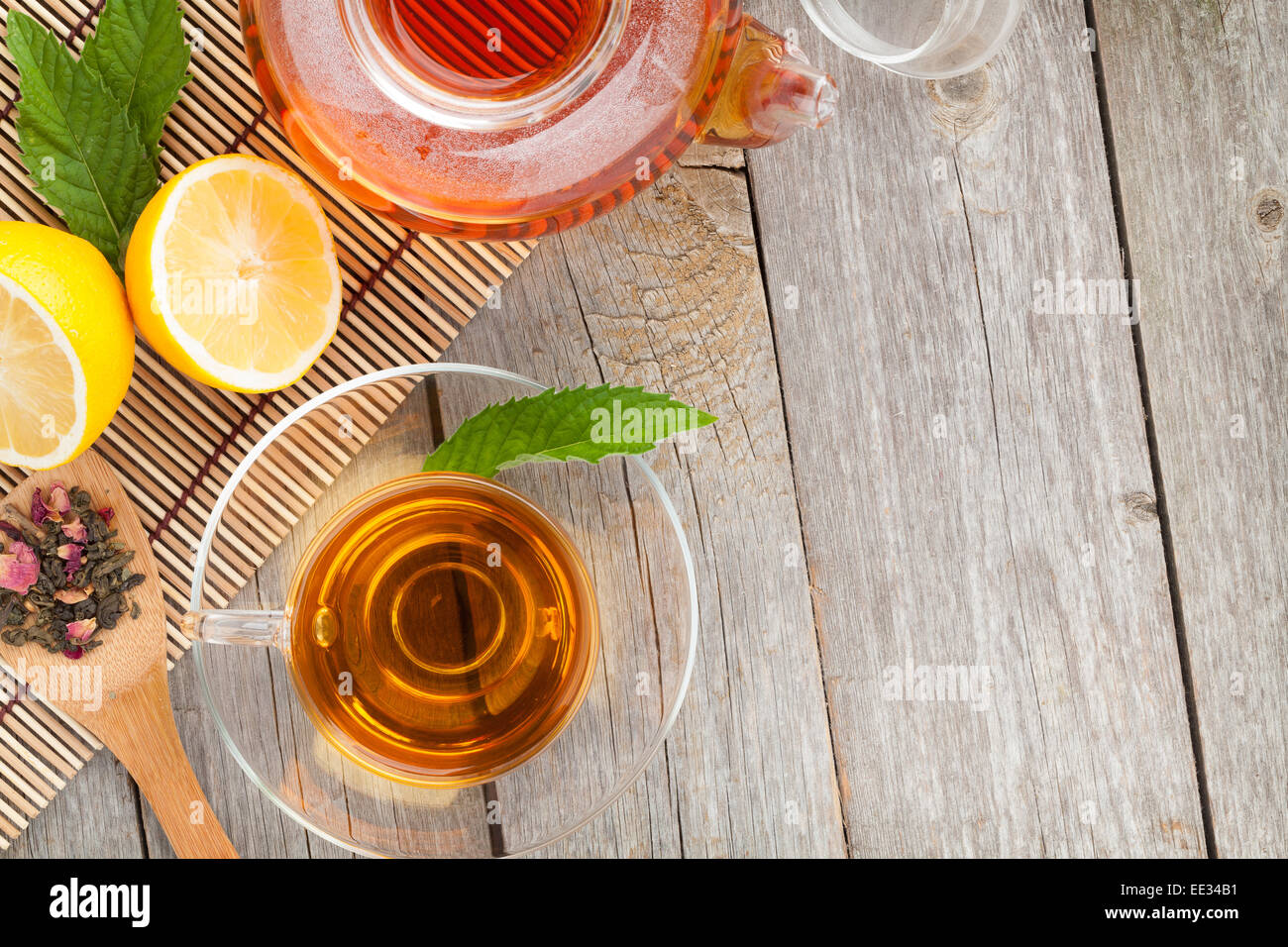 Thé vert à la Menthe et citron sur la table en bois. Vue du dessus avec copie espace Banque D'Images