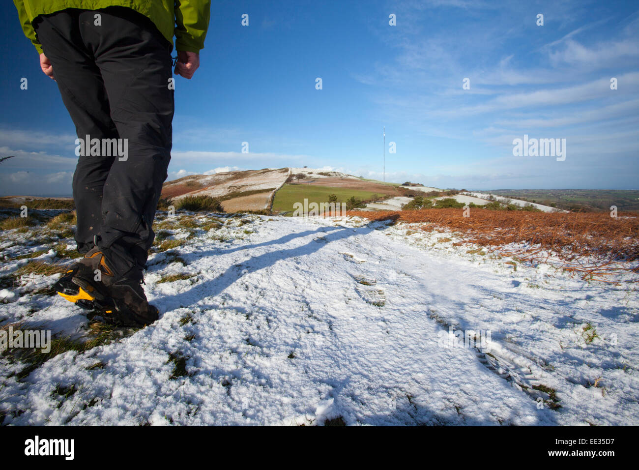 Un gros plan d'une colline walker en marchant le long du chemin d'Offas Dyke sur penycloddiau vers Moel y Parc dans la gamme Clwydian hills sur la frontière de Flintshire et Denbighshire, Wales, UK Banque D'Images