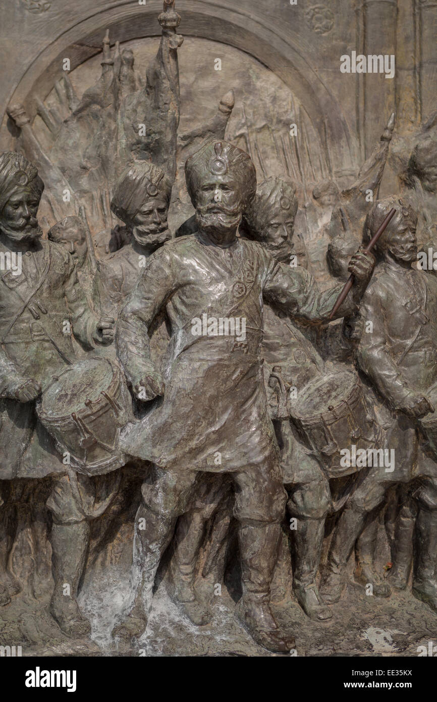 Panneau de bronze sur la base de la Queen Victoria Memorial par Sir William Goscombe, au Victoria Memorial Hall, Kolkata. Banque D'Images