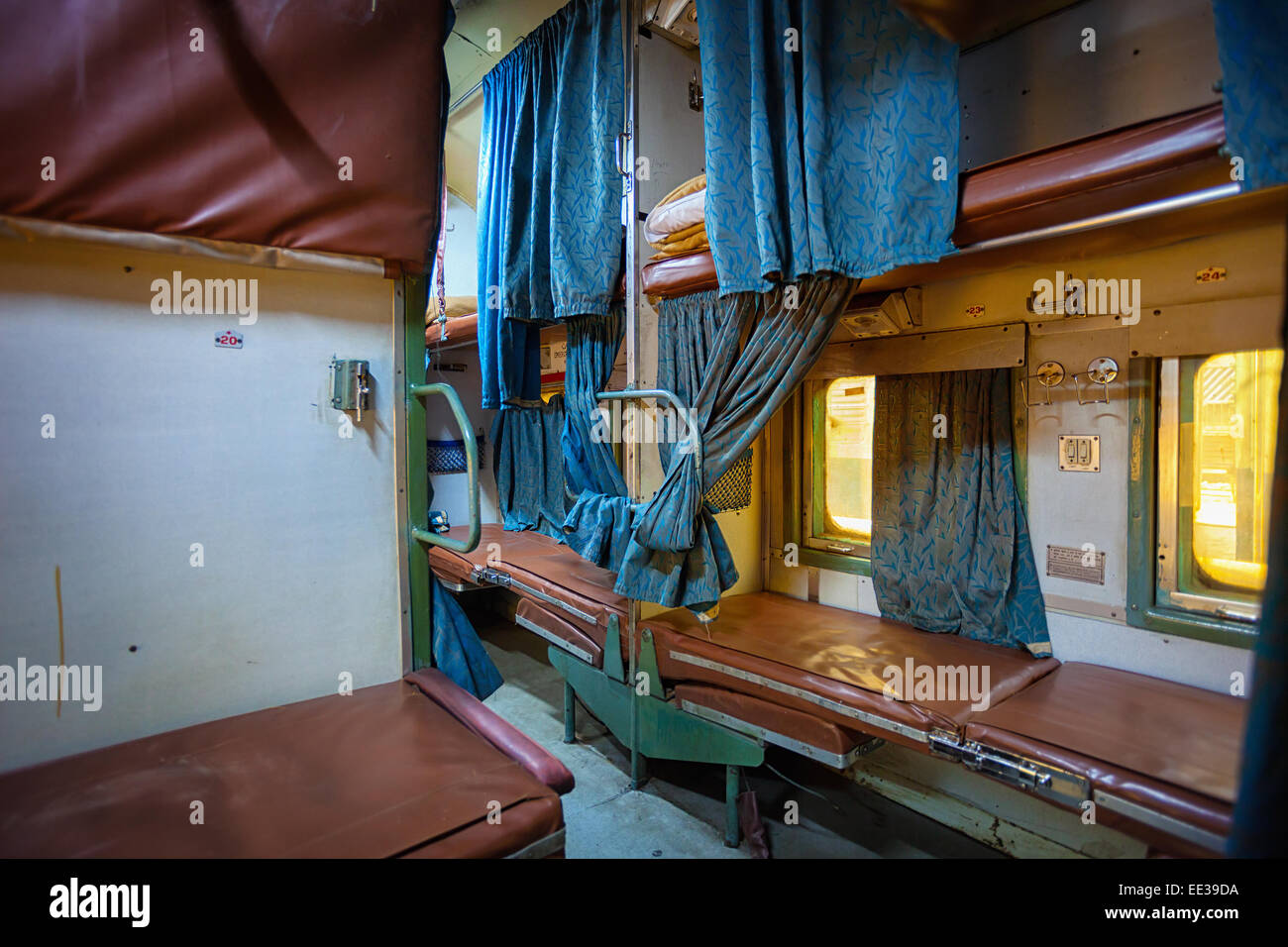 À l'intérieur d'une grungy et inconfortable voiture voyageurs à bord d'un train en Inde. Banque D'Images