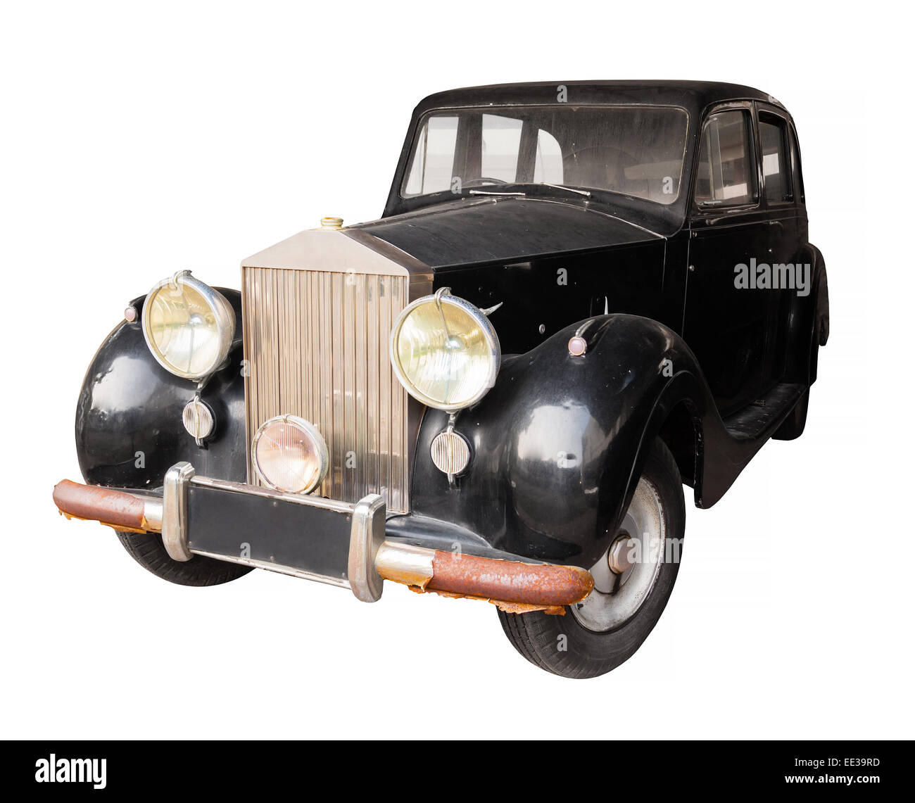 Vieux, voiture classique avec rusty bouclier et la décoloration de la peinture noire, isolé sur un fond blanc. Banque D'Images