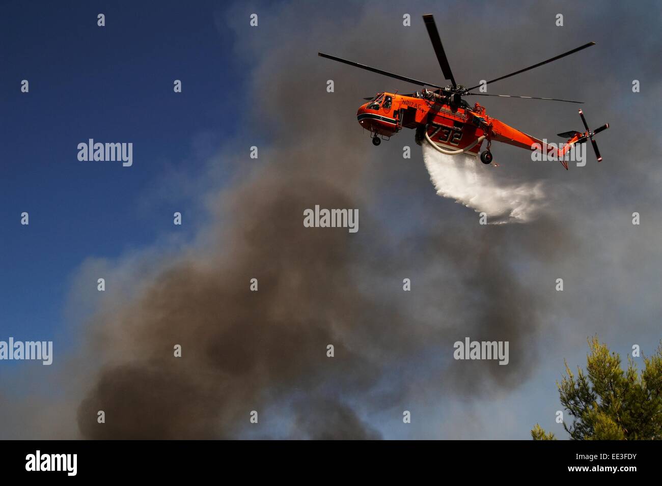 La chute de l'hélicoptère de l'eau g's Banque D'Images