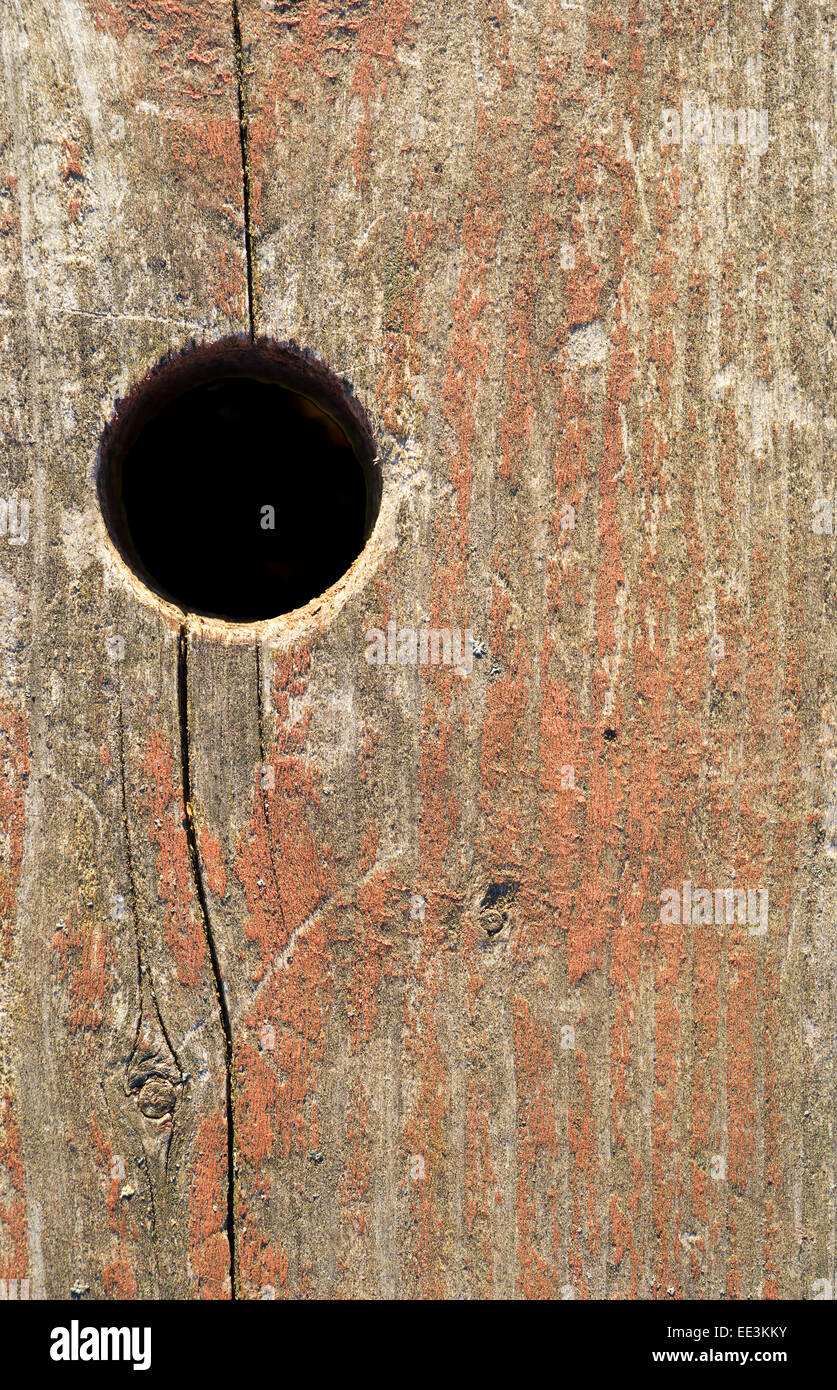 Une vieille carte altérée avec la décoloration de la peinture et un trou rond. Banque D'Images