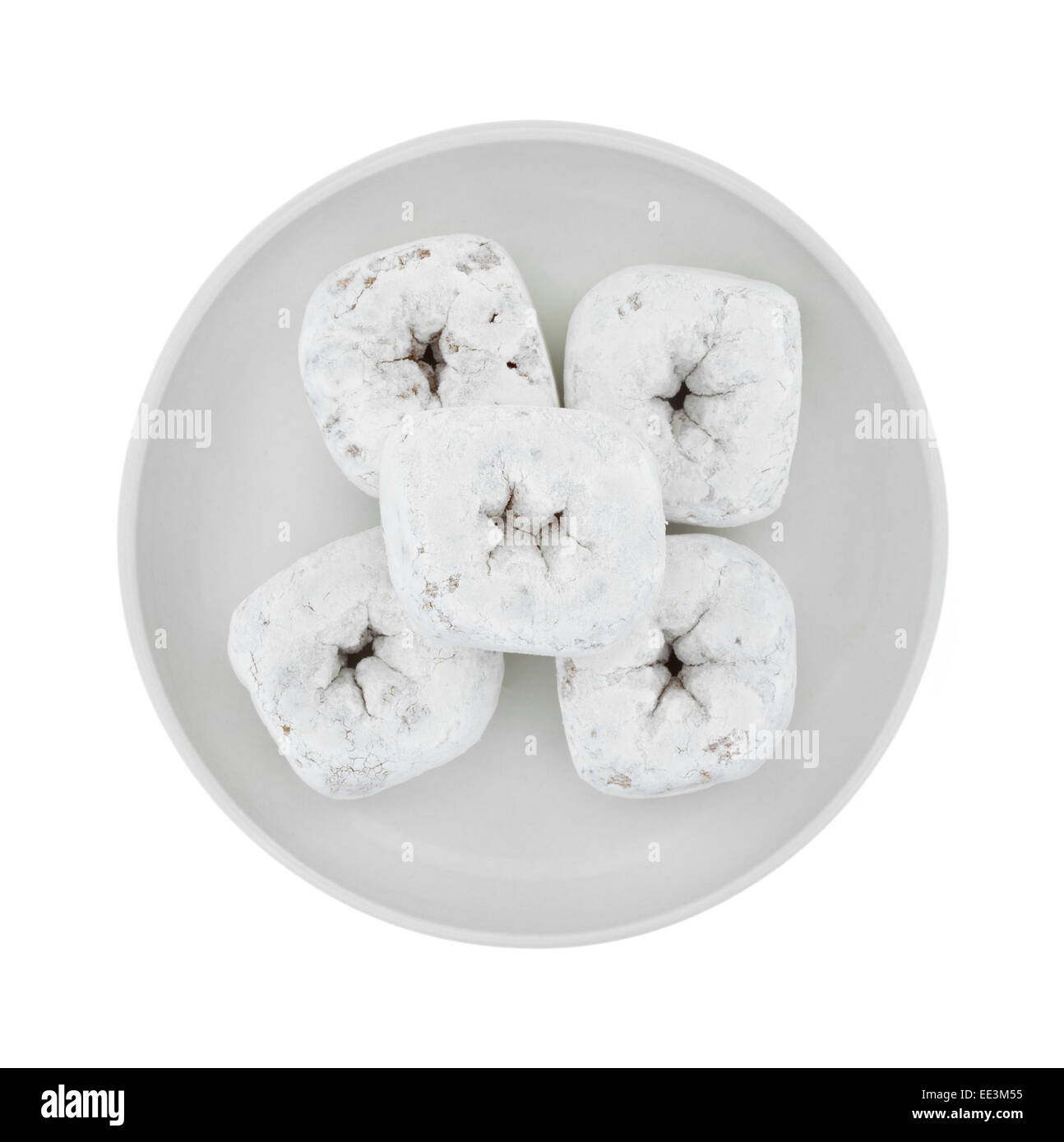 Vue de dessus de sucre blanc en poudre donuts sur une petite plaque sur un fond blanc. Banque D'Images