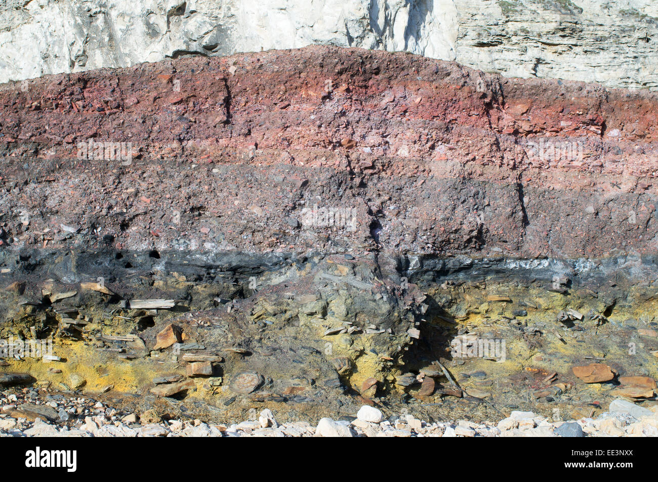 L'érosion, en bordure de mer, de couches de dépôts de déblais de mine de charbon sur la plage de souffle, Seaham, Angleterre du Nord-Est, Royaume-Uni Banque D'Images