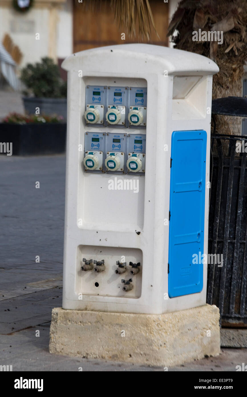 Point de recharge électrique pour les bateaux dans la marina Banque D'Images