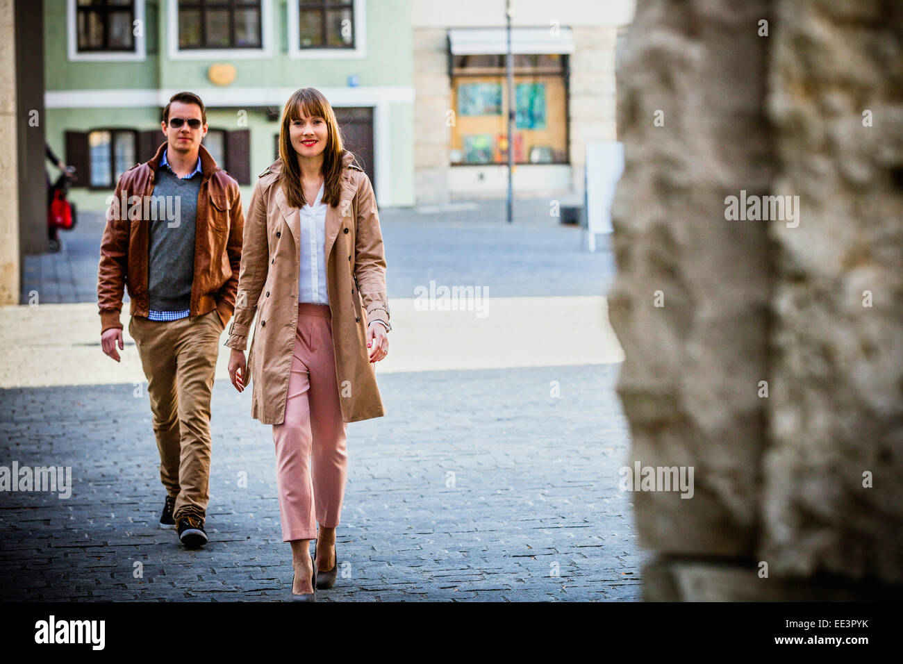 Jeune couple en train de marcher à travers la vieille ville, Munich, Bavière, Allemagne Banque D'Images