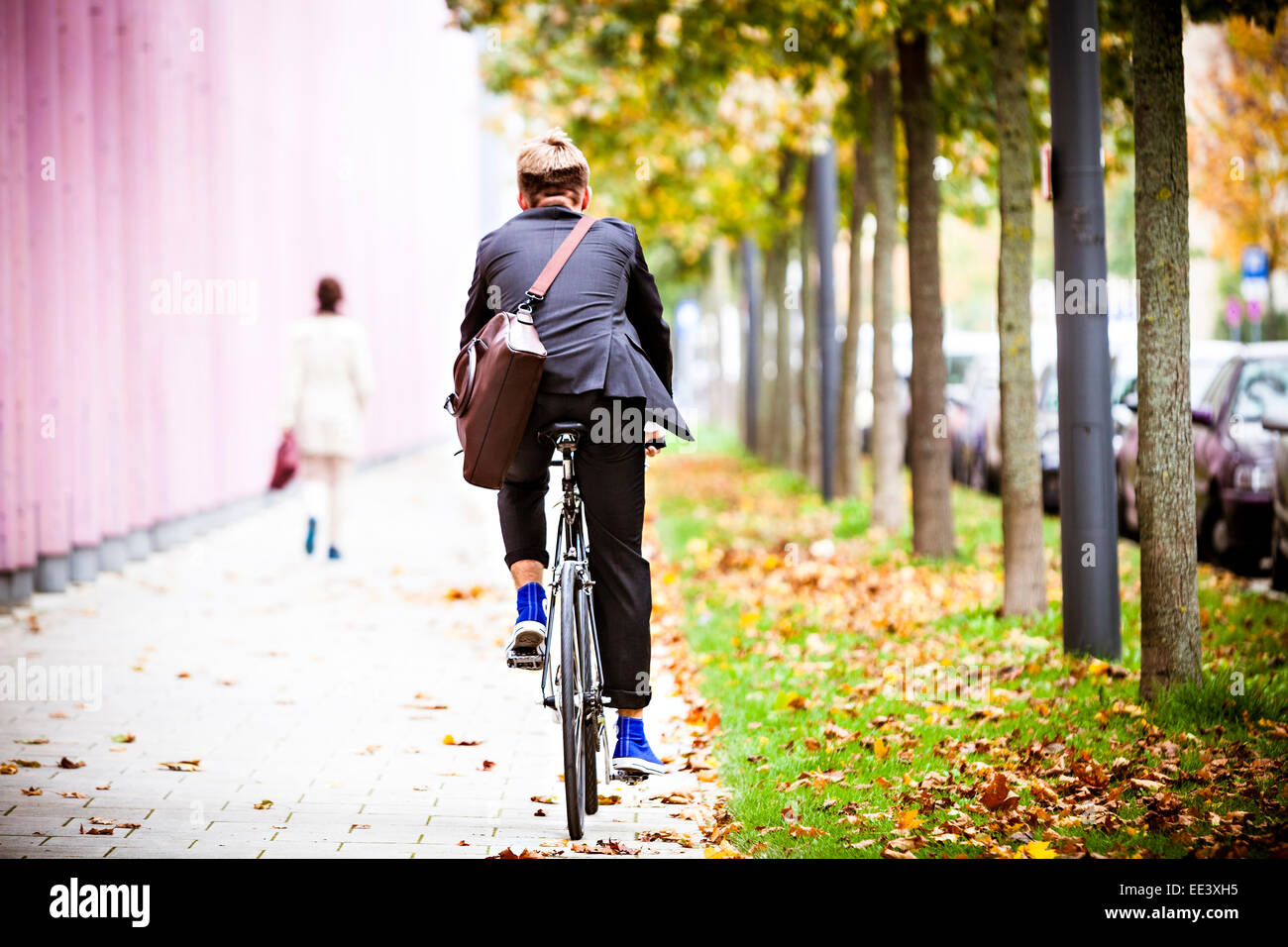 Young Woman riding bicycle, Munich, Bavière, Allemagne Banque D'Images