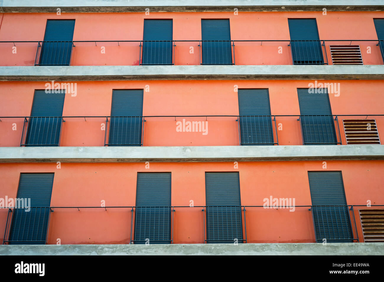 Bloc d'appartement orange & black volets au Portugal Banque D'Images
