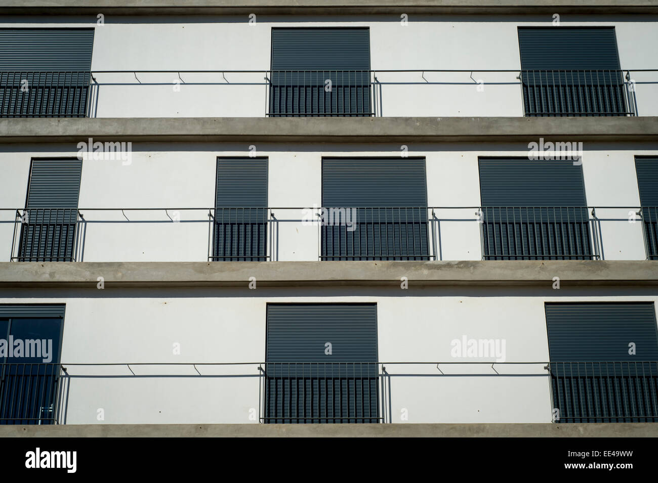 Bloc d'appartement blanc & noir volets au Portugal Banque D'Images
