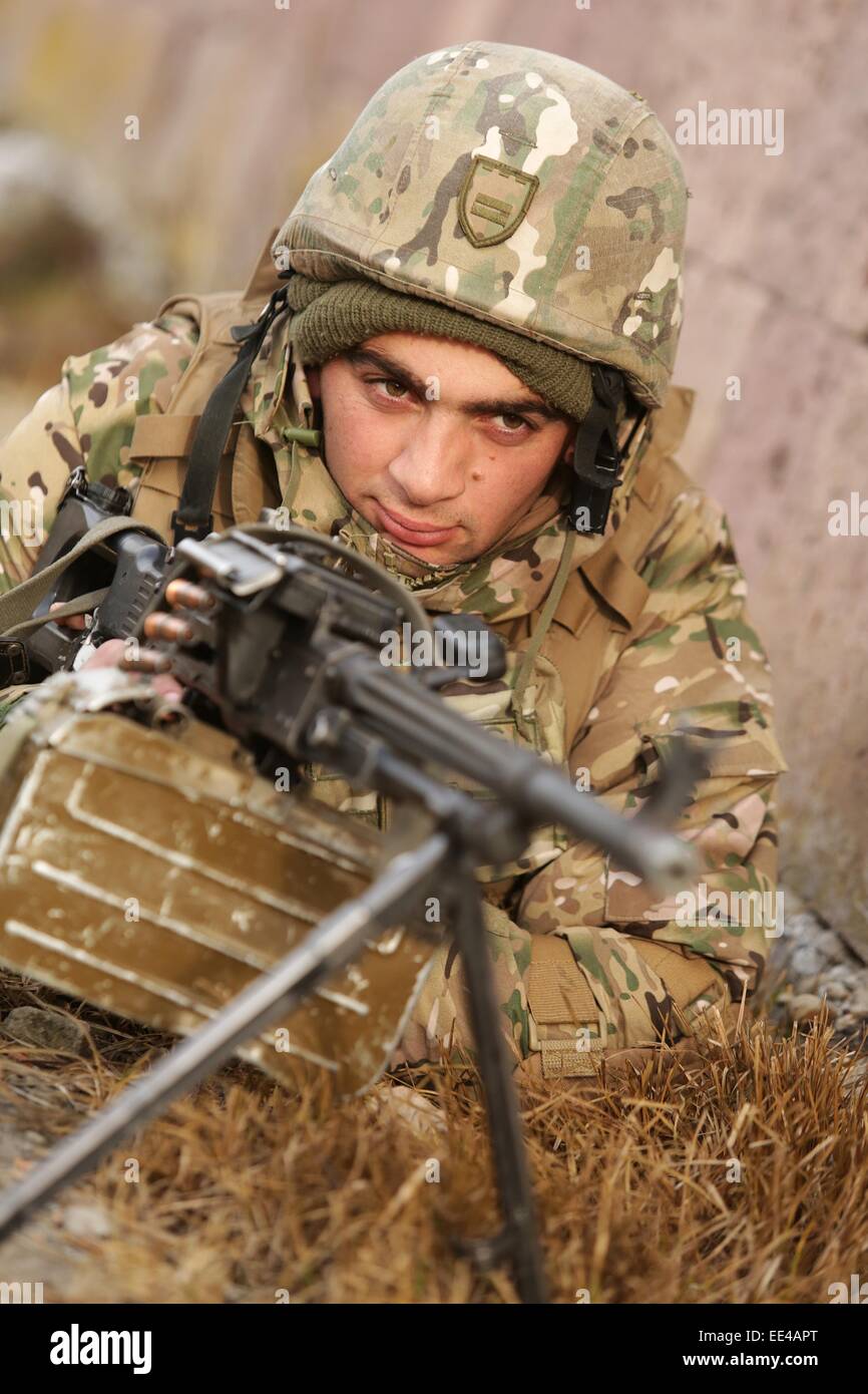 Un soldat de l'armée géorgienne au cours de l'entraînement près de la frontière avec l'Azberjan avant leur déploiement en Afghanistan, le 13 janvier 2015 à Rustavi, Géorgie. Banque D'Images
