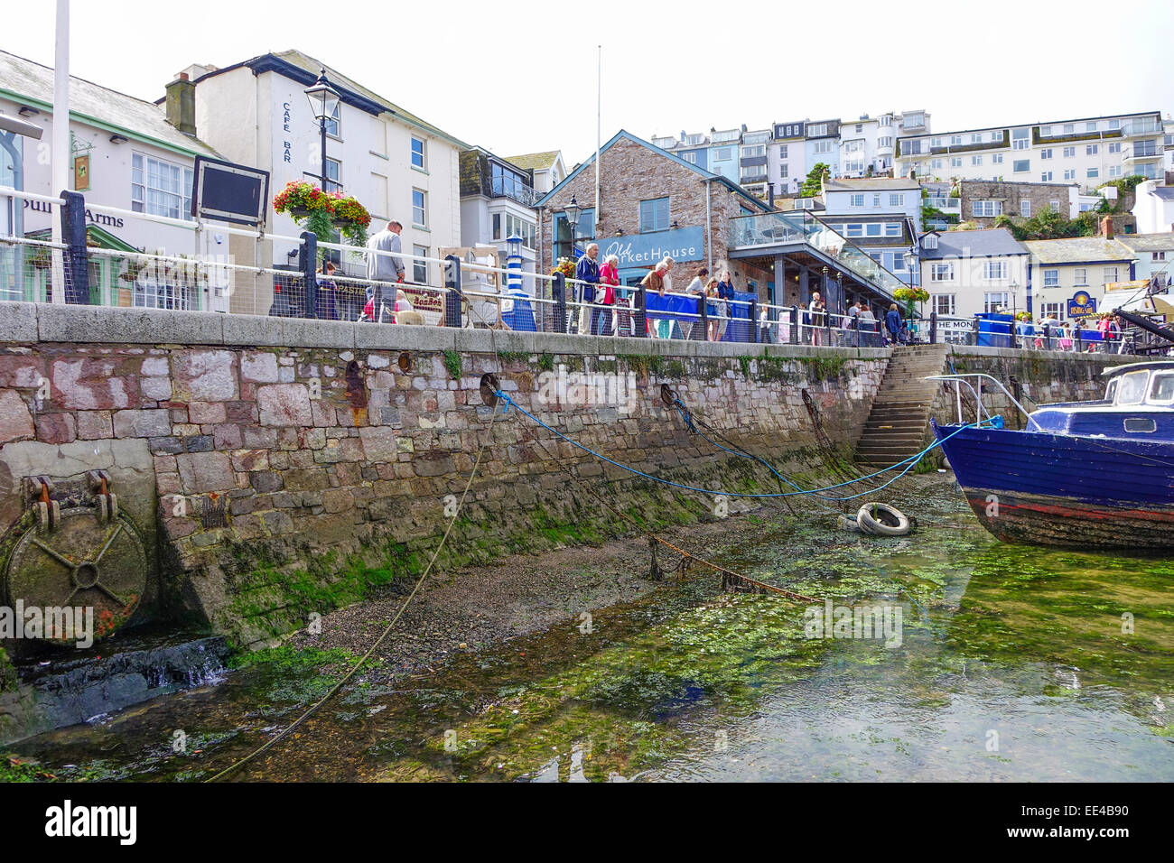 Les personnes à la recherche en bateau au port de Brixham Devon port vide England UK Banque D'Images