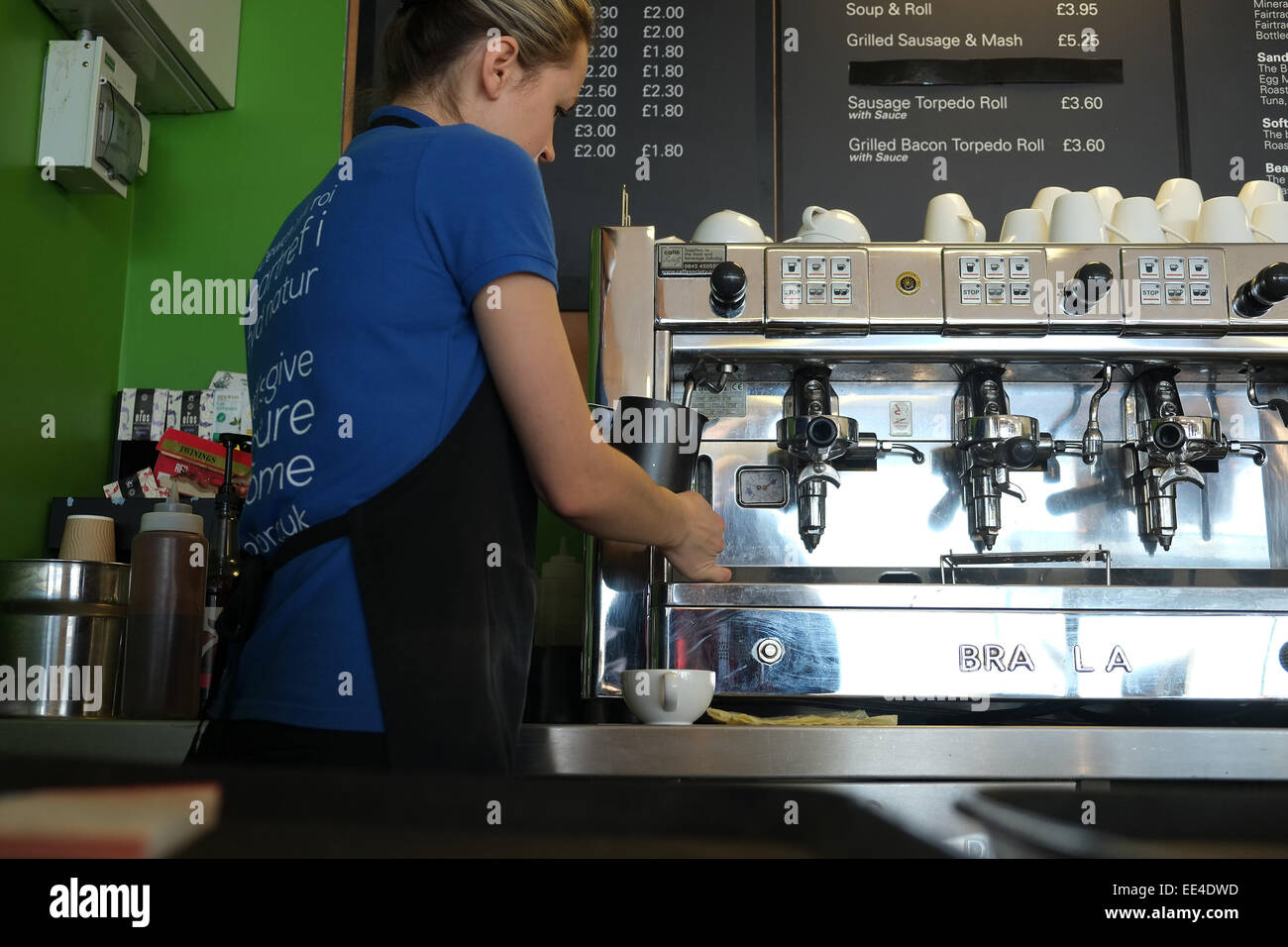 Jeune femme faisant du café dans un café à la réserve RSPB à Newport South Wales. 13 Janvier 2015 Banque D'Images