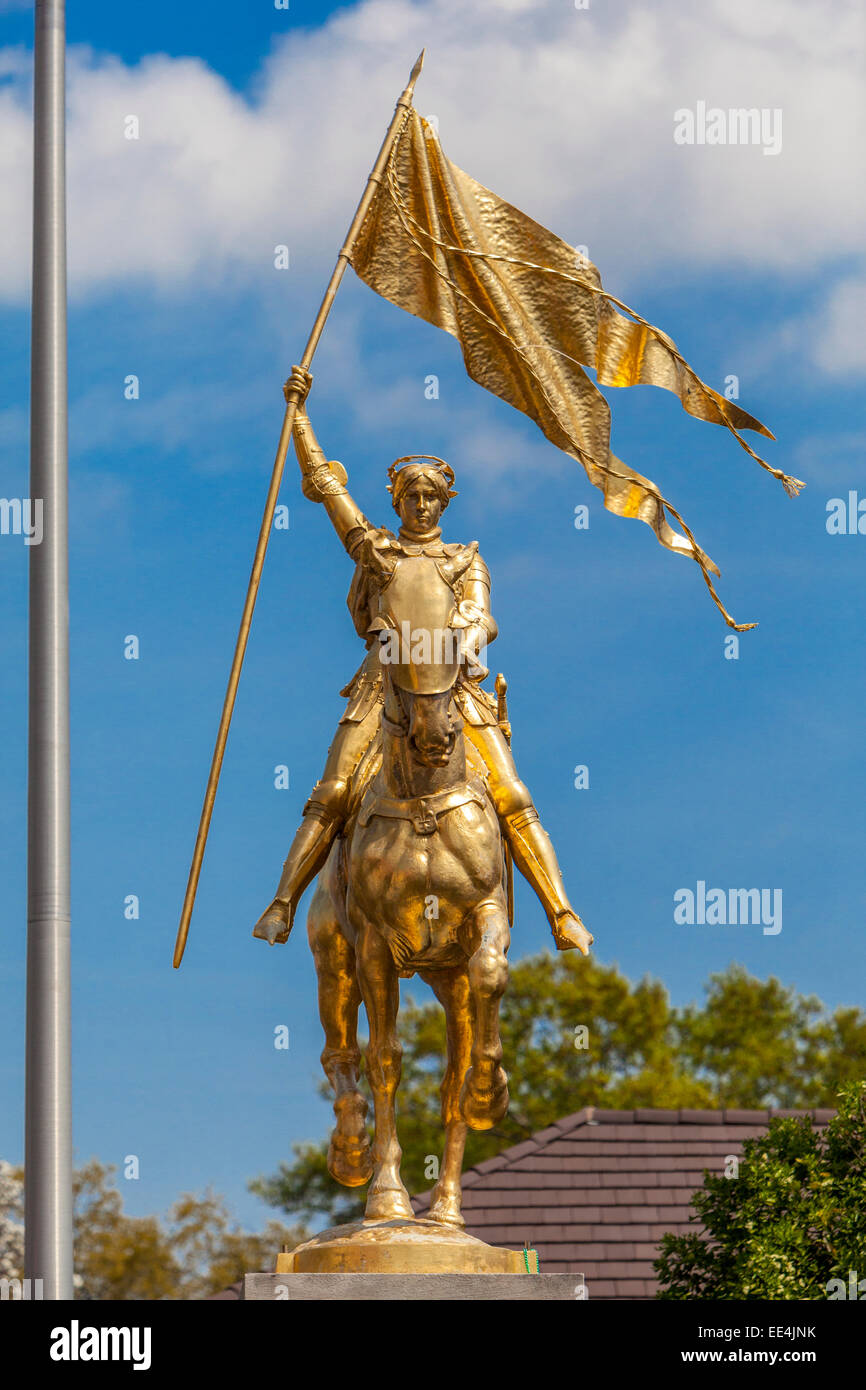 Quartier français, la Nouvelle Orléans, Louisiane. Statue de Jeanne d'Arc, Decatur Street, en face du marché français. Banque D'Images