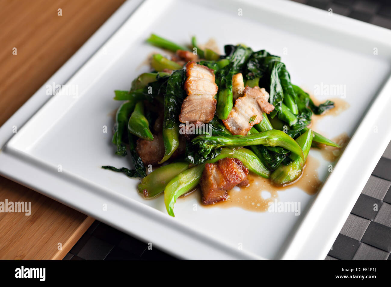 Porc croustillant de style thaï avec le brocoli chinois. Banque D'Images