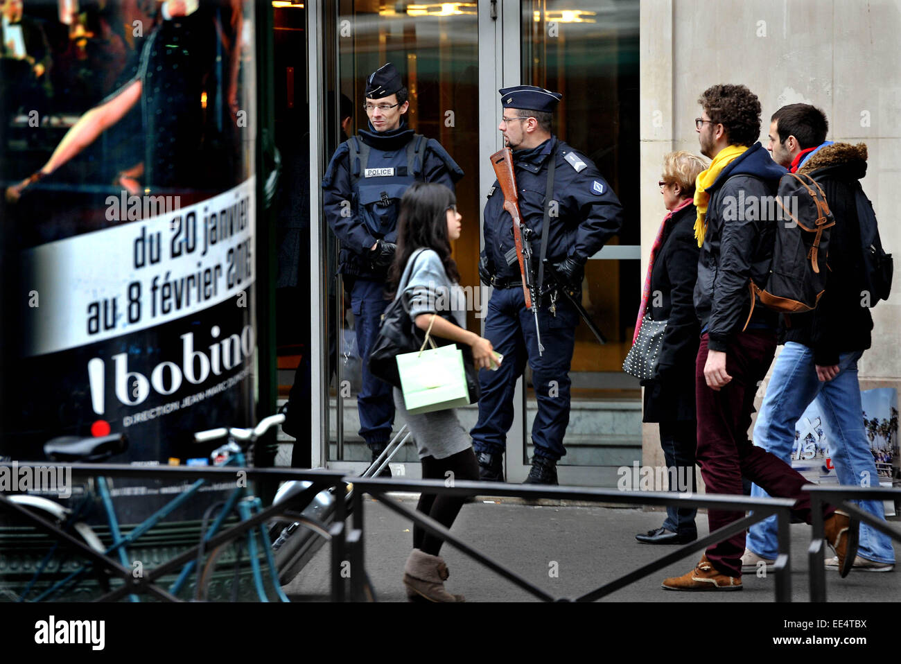 Paris, France. 13 Jan, 2015. Des policiers montent la garde à l'armée française dans une rue de Paris, France, 13 janvier 2015. Face à des risques élevés d'attaques terroristes, le gouvernement français a déclaré que 10 000 soldats ont été déployés mardi pour la garde côtière endroits "sensibles" dans tout le pays. © Chen xiaowei/Xinhua/Alamy Live News Banque D'Images